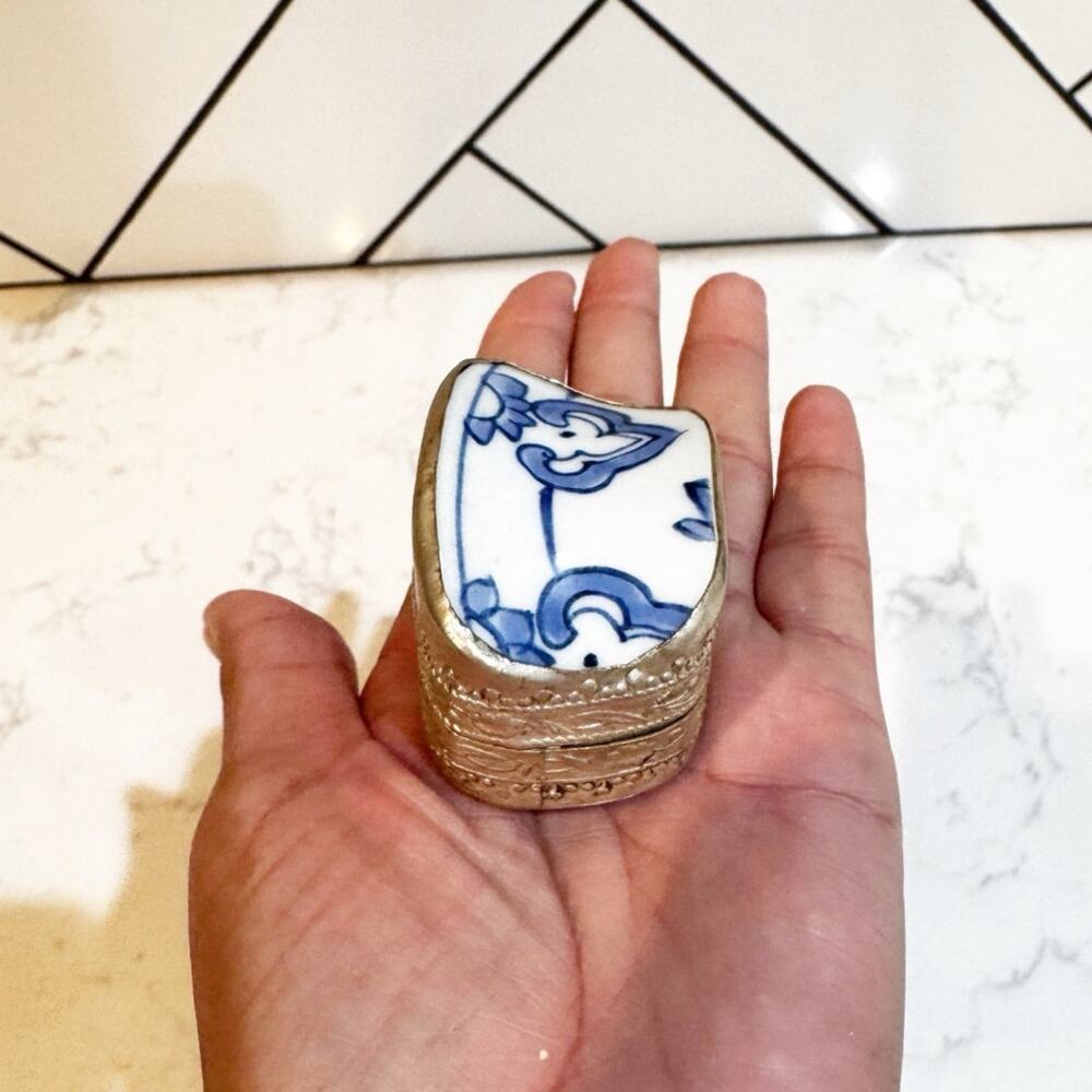 Chinese blue white porcelain shard trinket pill box set in embossed metal casing